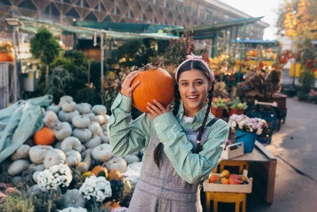 Happy farmer woman in a denim jumpsuit holds ripe pumpkin Happy farmer woman in a denim jumpsuit holds ripe pumpkin, autumn harvest. Concept of agriculture. ,model released, Symbolfoto Copyright: xZoonar.com OleksiixHrecheniukx 19483236 ,model released, Symbolfoto ,property released