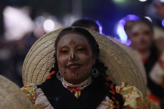 People dressed up as catrinas and made up as skulls taking part during the Mega Parade of Catrinas 2024, on the occasion of Day of the Dead celebrations at Reforma avenue. on October 27, 2024 in Mexico City, Mexico. Mexico City Mexico - ZUMAe321 20241027_zia_e321_012 Copyright: xCarlosxSantiagox