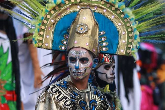 People dressed up as catrinas and made up as skulls taking part during the Mega Parade of Catrinas 2024, on the occasion of Day of the Dead celebrations at Reforma avenue. on October 27, 2024 in Mexico City, Mexico. Mexico City Mexico - ZUMAe321 20241027_zia_e321_014 Copyright: xCarlosxSantiagox