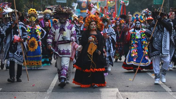 People dressed up as catrinas and made up as skulls taking part during the Mega Parade of Catrinas 2024, on the occasion of Day of the Dead celebrations at Reforma avenue. on October 27, 2024 in Mexico City, Mexico. Mexico City Mexico - ZUMAe321 20241027_zia_e321_015 Copyright: xCarlosxSantiagox