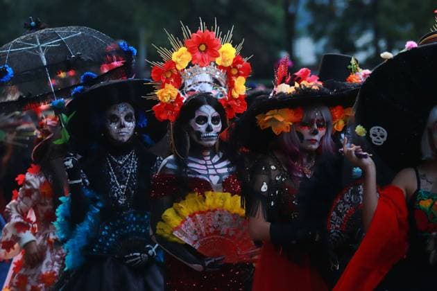 People dressed up as catrinas and made up as skulls taking part during the Mega Parade of Catrinas 2024, on the occasion of Day of the Dead celebrations at Reforma avenue. on October 27, 2024 in Mexico City, Mexico. Mexico City Mexico - ZUMAe321 20241027_zia_e321_019 Copyright: xCarlosxSantiagox