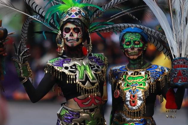People dressed up as catrinas and made up as skulls taking part during the Mega Parade of Catrinas 2024, on the occasion of Day of the Dead celebrations at Reforma avenue. on October 27, 2024 in Mexico City, Mexico. Mexico City Mexico - ZUMAe321 20241027_zia_e321_020 Copyright: xCarlosxSantiagox