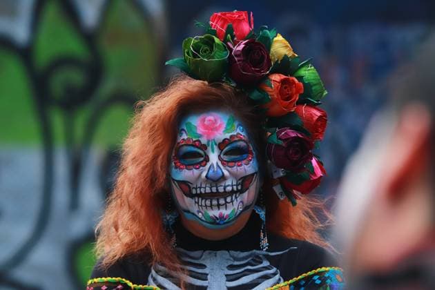 People dressed up as catrinas and made up as skulls taking part during the Mega Parade of Catrinas 2024, on the occasion of Day of the Dead celebrations at Reforma avenue. on October 27, 2024 in Mexico City, Mexico. Mexico City Mexico - ZUMAe321 20241027_zia_e321_029 Copyright: xCarlosxSantiagox
