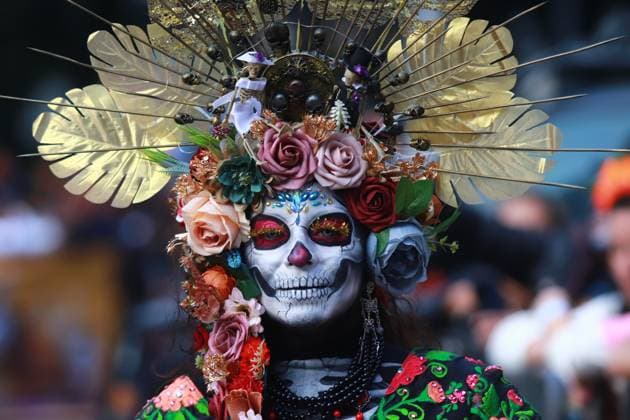 People dressed up as catrinas and made up as skulls taking part during the Mega Parade of Catrinas 2024, on the occasion of Day of the Dead celebrations at Reforma avenue. on October 27, 2024 in Mexico City, Mexico. Mexico City Mexico - ZUMAe321 20241027_zia_e321_035 Copyright: xCarlosxSantiagox