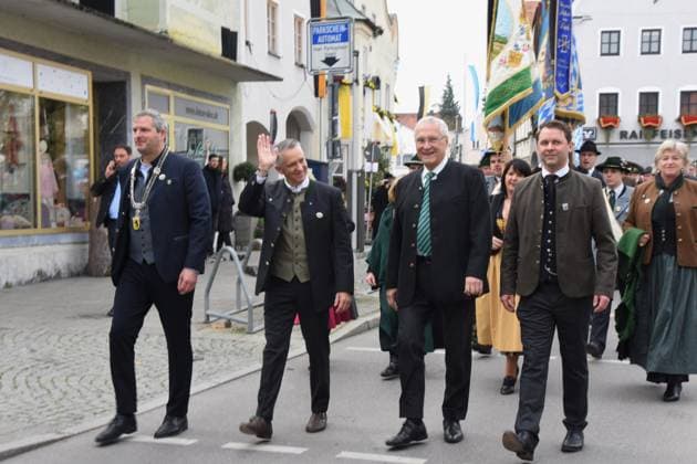 Am Marktplatz Festzugteilnehmer Christian Bauer Buergermeister Grafing Stadt Thomas Huber Mdl Joachim Herrmann Innenminister Dr Andreas Lenz MdB Grafing Stadt Bayern 27.10.2024 Leonhardifahrt Grafing