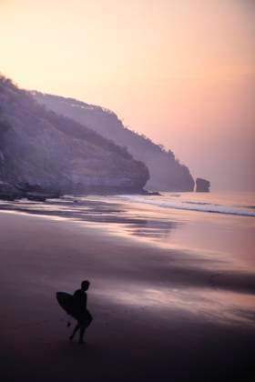 Creative Highlights Symbolfotos A silhouette of an unrecognizable surfer with a board walks along a misty beach at dawn in El Salvador, Central America, with dramatic cliffs in the background. Model Released Almuzambrana_ID23657_686972_004 Copyright: xAlmuzambranax RECORD DATE NOT STATED