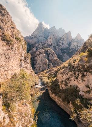 MR_ID24336_18618_JavierMartinez.jpg, MR_ID24336_18617_IrenePerez.jpg Serene landscape featuring the Cares River coursing through the dramatic cliffs and peaks of the Picos de Europa in Castilla y Leon, Spain, evoking a sense of adventure and natural beauty Model Released JavierMartinez_ID24336_705767_003 Copyright: xJavierxMartinezx RECORD DATE NOT STATED