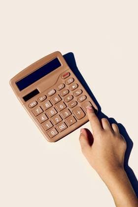 Creative Highlights Symbolfotos A close-up image of a hand pushing a button on a metallic brown calculator against a neutral background, emphasizing simplicity and productivity Model Released SergioVictorVega_ID24256_703152_004 Copyright: xSergioxVictorxVegax RECORD DATE NOT STATED