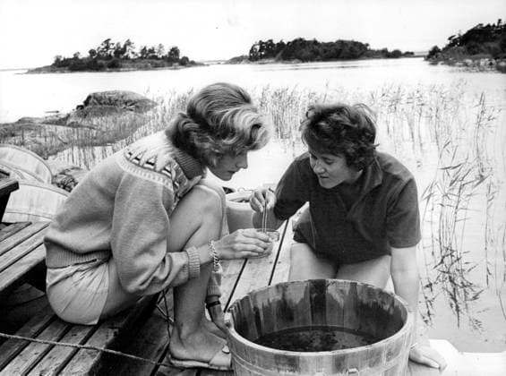 Askö 1962-08-07 Askölaboratoriet pa Askö i Trosa skärgard. Fil. mag. Birgitta Sjöberg och fil. kand. Kerstin Nordesjö undersöker diverse smadjur som i vanliga fall lever pa blastang Askö Sverige sp_sw x12014x  Copyright: xRagnhildxHaarstad SvD TTx