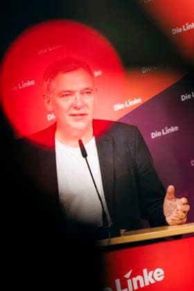 Jan van Aken, Vorsitzender der Partei Die Linke, aufgenommen im Rahmen einer Pressekonferenz in Berlin, 28.10.2024. Berlin Deutschland *** Jan van Aken, Chairman of the Left Party, at a press conference in Berlin, 28 10 2024 Berlin Germany Copyright: xFelixxZahnx