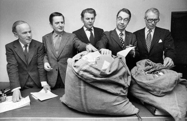 Stockholm 1973-01-10 Statsminister Olof Palme (s), tvaa fr. v., tillsammans med övriga partiledare, C.-H. Hermansson (vpk), Thorbjörn Fälldin (c), Gunnar HelÃ n (fp) och Gösta Bohman (m) besöker sammanräkningslokalen för namninsamlingen i Vietnamfragan Stockholm Sverige sp_sw x12014x  Copyright: xRagnhildxHaarstad SvD TTx NAMNINSAMLING VIETNAM