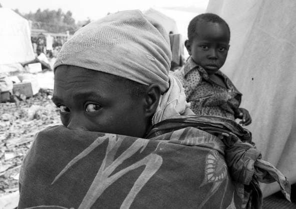 ZAIRE : Fluechtlinge ( Flüchtlinge ) vom Stamm der Hutu sind aus Ruanda nach Goma geflohen , wo eine Choleraepedemie ausbricht , der viele Menschen zum Opfer fallen , Juli 1994 ZAIRE : Refugees of the Hutu tribe have fled from Rwanda into Goma , where a cholera epedemic is killing thousands , July 1994 *** ZAIRE Refugees Refugees of the Hutu tribe have fled from Rwanda into Goma , where a cholera epedemic is killing thousands , July 1994 ZAIRE Refugees of the Hutu tribe have fled from Rwanda into Goma , where a cholera epedemic is killing thousands , July 1994