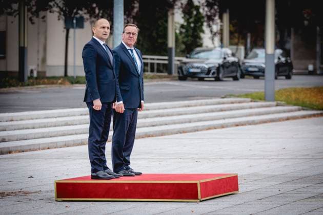 News Themen der Woche KW44 News Bilder des Tages (R-L) Boris Pistorius, Bundesminister der Verteidigung, empfaengt Ivan Anusic, Verteidigungsminister von Kroatien, im Verteidigungsministerium in Berlin, 28.10.2024. Berlin Deutschland *** R L Boris Pistorius, Federal Minister of Defense, receives Ivan Anusic, Minister of Defense of Croatia, at the Ministry of Defense in Berlin, 28 10 2024 Berlin Germany Copyright: xJulianexSonntagx