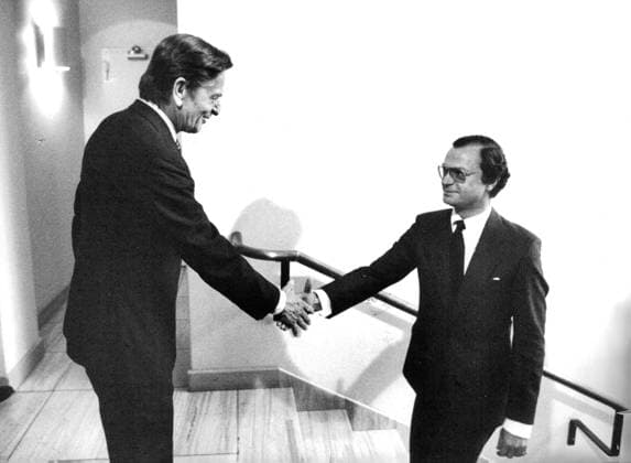 Stockholm 1983-09-19 Statsminister Olof Palme (S) hälsar kung Carl XVI Gustaf välkommen till regeringskomplexet Rosenbad och regeringens firande av kungens 10 ar pa tronen Stockholm Sverige ROY x12014x  Copyright: xLennartxNygren SvD TTx PALME-KUNG CARL GUSTAF