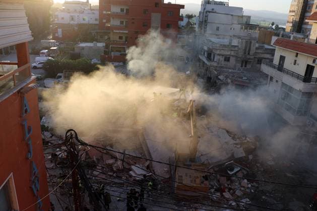 News Themen der Woche KW44 Bilder des Jahres 2024, News 10 Oktober News Bilder des Tages Nahostkonflikt, Libanon, israelischer Luftangriff auf Tyros Lebanese Civil Defense members search for victims, following an Israeli airstrike on buildings in Tyre, South Lebanon, on Monday, October 28, 2024. The Lebanese health ministry said that Israeli strikes on October 28 killed at least 21 people across southern Lebanon, seven among them, including a nurse and three rescuers, in the southern village of Ain Baal. photo by Nizar kashmar  LEB2024102801 Nizarxkashmar
