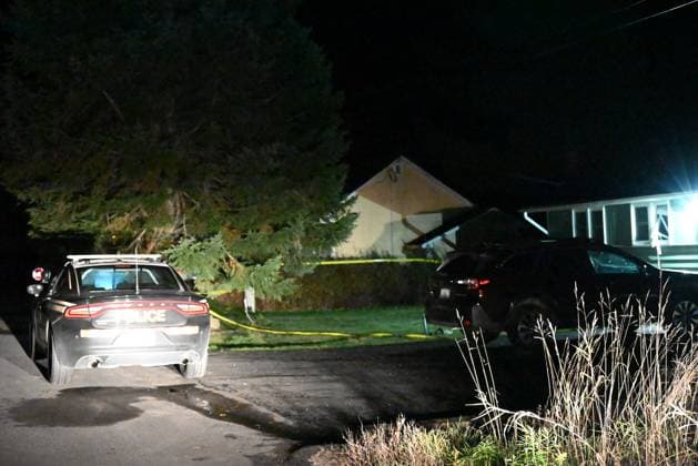 Two Women And A Man Found Dead Inside Home After Report Of Shooting In Huntsville Canada Police maintain a presence outside a home following the death of three people inside a home in Huntsville, Canada, on October 28, 2024. Early Monday morning, OPP stage outside a residence on Highview Drive in Huntsville. On Friday evening, October 25, a 52-year-old man calls police around 9 p.m. to inform them that he has weapons and has harmed two family members. Authorities deploy crisis negotiators and an Emergency Response Team. Police speak with the man over the phone, and when communications cease, authorities send a drone inside to search the home. The bodies of two deceased women are found, including the body of the deceased man. The cause of th  Copyright: xKylexMazzax originalFilename: mazza-notitle241028_npZ5V.jpg