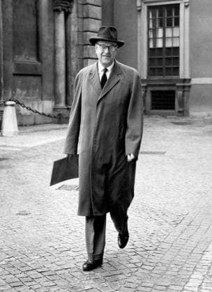 Stockholm 1957-10-30 En leende Tage Erlander (S) pa väg fran slottet sedan han fatt uppraget av kung Gustaf XVI Adolf att bilda regering Stockholm Sverige PER x12014x  Copyright: xHermanxRonninger SvD TTx ERLANDER BILDAR REGERING