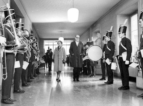 Stockholm 1969-10-14 Avgaende statsminister Tage Erlander (S) lämnar kanslihuset tillsammans med hustrun Aina. Erlander lämnade över till Olof Palme i oktober. Spelar gör Skansens orkester. Stockholm Sverige x12014x  Copyright: xLennartxNygren SvD TTx ERLANDER LÄMNAR ÖVER