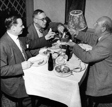 Stockholm 1948-08-28 Juhlin, Johnsson och Wanell äter surströmming pa Tennstopet Stockholm Sverige x12014x  Copyright: xSvD TTx SURSTRÖMMING TENNSTOPET