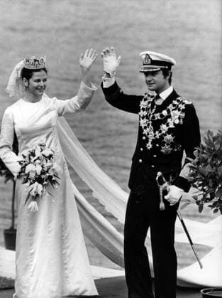 Stockholm 1976-06-19 Kung Carl XVI Gustaf gifter sig med Silvia Sommerlath. Brudparet vinkar till folket. Stockholm Sverige ROYAUTOPUSH x12014x  Copyright: xSvD TTx KUNGABRÖLLOP