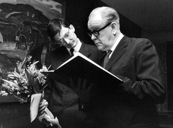 Stockholm 1969-01-21 Författaren Per Olov Enquist mottar Lantbruksförbundets stora romanpris fran statsminister Tage Erlander (S) Stockholm Sverige ACE x12014x  Copyright: xJohnxKjellström SvD TTx ERLANDER-ENQUIST