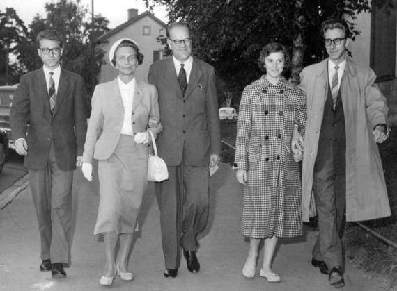 Bromma 1958-09-21 Statsminister Tage Erlander (S) röstade i Bromma läroverk och fick sällskap av hela sin familj. Yngste sonen Bo, hustrun Aina och äldste sonen Sven med hustrun Lillemor. Bromma Sverige x12014x  Copyright: xGunnarxLantz SvD TTx ERLANDER MED FAMILJ