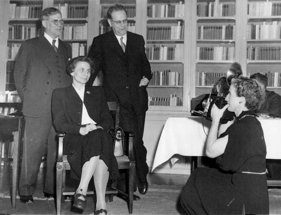 Stockholm 1949-11-24 Utrikesminister Östen UndÃ n och statsminister Tage Erlander med hustrun Aina fotograferas av amerikanska journalisten Cecilia B. Martin Stockholm Sverige x12014x  Copyright: xSvD TTx UNDEN-ERLANDER
