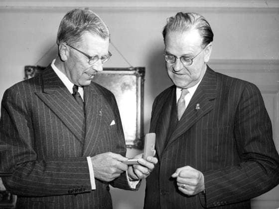 Stockholm 1952-09-17 Kung Gustaf VI Adolf och statsminister Tage Erlander (S) dekorerade med kunganalen, betraktar ännu ett exemplar av nalen, avsedd för drottningen. Nalen säljs till förman för kung Gustaf VI Adolfs 80-arsfond. Stockholm Sverige ROY x12014x  Copyright: xOwexSjöblom SvD TTx GUSTAF VI ADOLF-ERLANDER