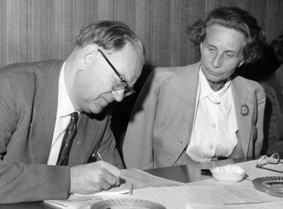 Stockholm 1958-09-21 Statsminister Tage Erlander (S) med sin fru Aina vid stadsfullmäktigevalet Stockholm Sverige PER x12014x  Copyright: xJohnxKjellström SvD TTx TAGE OCH AINA ERLANDER