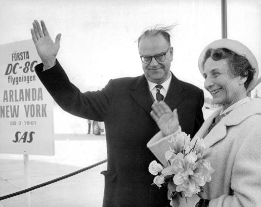 Stockholm 1961-03-29 Statsministerparet Aina och Tage Erlander viftar farväl pa Arlanda inför flygningen med SAS till USA Stockholm Sverige x12014x  Copyright: xJohnxKjellström SvD TTx TAGE OCH AINA ERLANDER