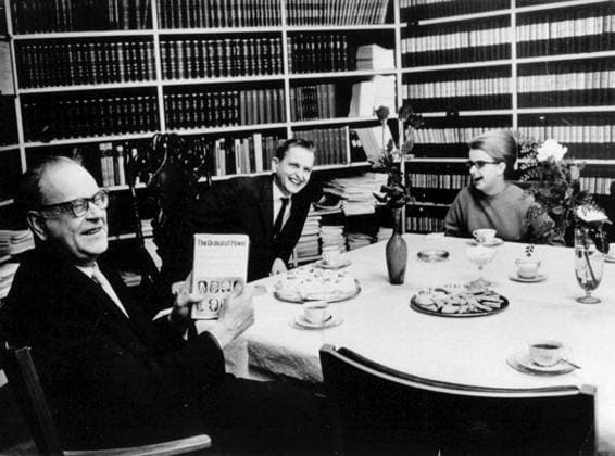 Stockholm 1963-11-18 Statsminister Tage Erlander, statsradet Olof Palme och sekreterare Eva Wennström dricker kaffe och tittar pa boken som Palme läser The ordeal of power Stockholm Sverige x12014x  Copyright: xGunnarxLantz SvD TTx ERLANDER-PALME