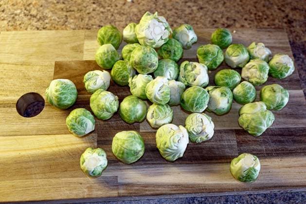 Rosenkohl, zahlreiche einzelne Röschen auf einem Holzbrett 1104401370