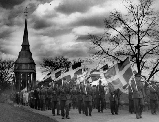 Stockholm 1942-05-12 Kamratföreningarnas förbimarsch pa Skansen. Fanborgen pa väg mot Solliden. Stockholm Sverige x12014x  Copyright: xSvD TTx FÖRBIMARSCH SKANSEN