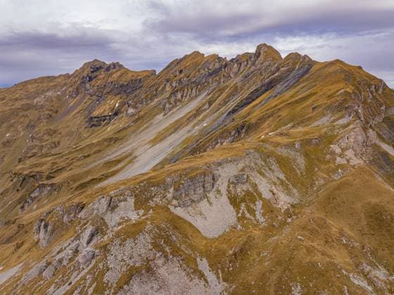 Creative Highlights World Berglandschaft mit felsigen Erhebungen unter bewölktem Himmel, Alpen Tower, Schweiz, Europa Mountain landscape with rocky elevations under a cloudy sky, Alpen Tower, Switzerland, Europe Copyright: imageBROKER ManuelxKamuf ibxmlk11560163.jpg