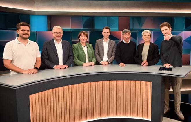 News Themen der Woche KW44 News Bilder des Tages Gebrauchtwagenhändler Aleksandar Zec, l-r, Politiker Frank Schäffler, Managerin Hildegard Müller, Politiker Andreas Audretsch, Journalist Ranga Yogeshwar, Pressesprecherin Ragnhild Sörensen, Moderator Louis Klamroth zu Gast in der ARD Talkshow Hart aber Fair mit dem Thema Deutschland in der Autokrise: Fährt eine Industrie gegen die Wand? *** Used car dealer Aleksandar Zec, l r, politician Frank Schäffler, manager Hildegard Müller, politician Andreas Audretsch, journalist Ranga Yogeshwar, press spokeswoman Ragnhild Sörensen, presenter Louis Klamroth as guests on the ARD talk show Hart aber Fair with the topic Germany in the car crisis Is an industry driving against the wall?