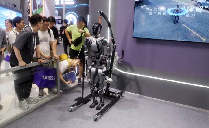 Unitree Robot at Fashionweek in Shanghai A Unitree robot dog and a model walk on the runway during Fashion Week in Shanghai, China, on October 27, 2024. Shanghai China  Copyright: xCFOTOx originalFilename: cfoto-unitreer241029_npAkw.jpg