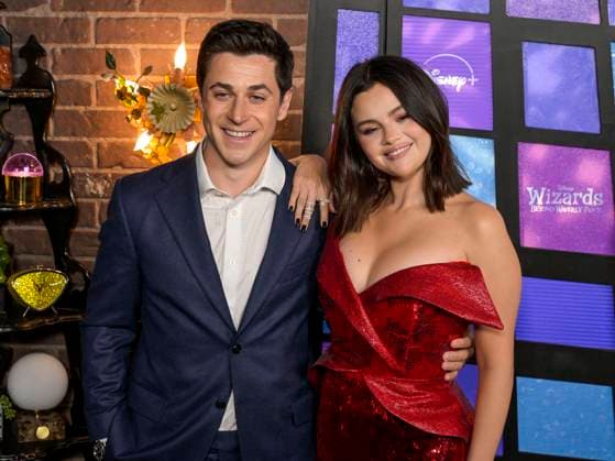 Bilder des Jahres 2024, Entertainment 10 Oktober October 28, 2024, Hollywood, California, USA: David Henrie and Selena Gomez attend the World Premiere Of Disney s Wizards Beyond Waverly Place Hollywood USA - ZUMAb173 20241028_aap_b173_028 Copyright: xBillyxBennightx