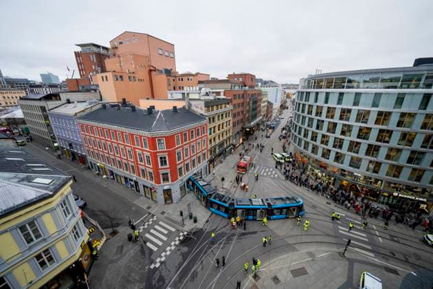 News Themen der Woche KW44 Bilder des Jahres 2024, News 10 Oktober News Bilder des Tages Trikk kjort inn i bygning Oslo 20241029. En trikk sporet av kjorte inn i Eplehuset i Storgata i Oslo tirsdag formiddag. Politiet mottok melding om trikkeulykken kl. 11.05. Det var ca 20 personer om bord i trikken. Nodetatene har behandlet fire skadde personer pa stedet, men ingen er alvorlig skadet. Foto: Fredrik Varfjell NTB Oslo Norge Jfh-158G1Iw EDITORIAL USE ONLY Ref:_BNCJfh-158G1Iw.jpg *** Tram crashes into building Oslo 20241029 A tram derailed and crashed into Eplehuset in Storgata in Oslo on Tuesday morning The police received a report of the tram accident at 11  Copyright: xFredrikxVarfjellx xNTBx
