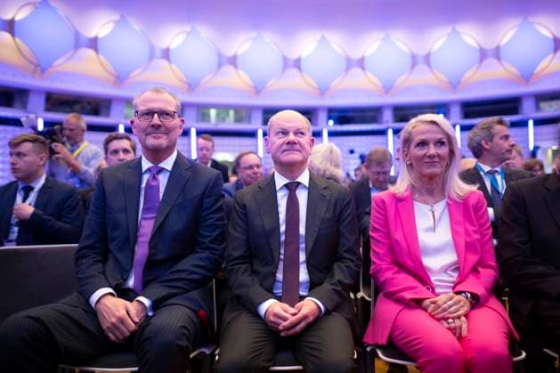 Olaf Scholz, Rainer Dulger - Deutscher Arbeitgebertag DEU, Deutschland, Germany, Berlin, 22.10.2024 Rainer Dulger , Praesident der Bundesvereinigung der Deutschen Arbeitgeberverbaende BDA und Bundeskanzler Olaf Scholz SPD (rechts) auf der Jahrestagung der Bundesvereinigung der Deutschen Arbeitgeberverbaende BDA Deutscher Arbeitgebertag in Berlin Deutschland . Das Treffen findet zu einem Zeitpunkt statt, an dem Deutschland ein weiteres Jahr mit negativem Wirtschaftswachstum erlebt. Der BDA vertritt die gesellschafts- und wirtschaftspolitischen Interessen von ueber einer Million deutscher Unternehmen und 20 Millionen Arbeitnehmer en: Rainer Dulger , President of the Confederation of German Employers Associations BDA and Chancellor Olaf Schol