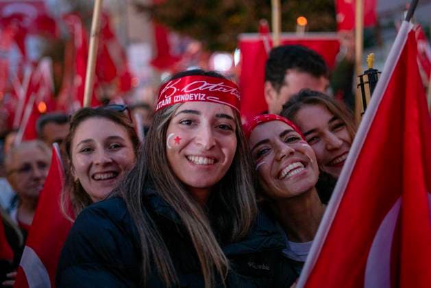 Bilder des Jahres 2024, News 10 Oktober Türkei, Feierlichkeiten zum Nationalfeiertag, 101 Jahre Staatsgründung in Istanbul October 29, 2024, Sisli, Istanbul, Turkey: People pose during the Republic March held for the 101st anniversary of the Republic of Turkey in Sisli, Istanbul, on October 29, 2024. Turkey is celebrating the 101st anniversary of the Republic ofÃ‚ Turkey foundedÃ‚ byÃ‚ Mustafa Kemal Ataturk. Sisli Turkey - ZUMAu194 20241029_zip_u194_007 Copyright: xTolgaxUluturkx