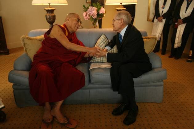 0000471280 ElComercioPeru LIMA, 10 DE MAYO DEL 2006 VISITA OFICIAL DE TENZIN GYATSO (I), DALAI LAMA, PREMIO NOBEL DE LA PAZ. EL DALAI LAMA CONCEDE UNA ENTREVISTA AL FILOSOFO FRANCISCO MIRO QUESADA CANTUARIAS (D). FOTO: ENRIQUE CUNEO EL COMERCIO LIMA PERU EDITORIAL USE ONLY *** 0000471280 ElComercioPeru LIMA, MAY 10, 2006 OFFICIAL VISIT OF TENZIN GYATSO I , DALAI LAMA, NOBEL PRIZE FOR PEACE THE DALAI LAMA GIVES AN INTERVIEW TO PHILOSOPHER FRANCISCO MIRO QUESADA CANTUARIAS D PHOTO ENRIQUE CUNEO EL COMERCIO LIMA PERU EDITORIAL USE ONLY  Copyright: xGDA ElxComercio Peru-xTodosxlosxderechosxreservados.xProhibidoxelxusoxoxreproduccionxdexestaximagenxenxPerux ENRIQUExCUNEOx peelcomerciopic094699