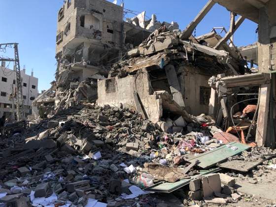 Nahostkonflikt, Gaza, Eindrücke aus Beit Lahia nach Luftangriff Middle East news.War Gaza Palestinians inspect the Abu Nasr family home after an Israeli airstrike in Beit Lahia, northern Gaza Strip, on October 29, 2024, killing 70 Palestinians and wounding 80 others amid the ongoing war in the Palestinian territory between Israel and Hamas. The Hamas-run health ministry in Gaza said on October 29, 2024, that at least 43,050 people have been killed in the year-long war between Israel and Palestinian militants. The toll includes 96 deaths in the previous 48 hours, according to the ministry, which said 101,110 people have been wounded in the Gaza Strip since the war began when Hamas militants attacked Israel on October 7, 2023. The Gaza Strip Palestine Copyright: xKhalilxAl-Kahloutx IMG_0398