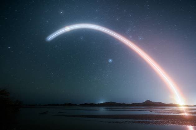 Bilder des Jahres 2024, News 10 Oktober News Bilder des Tages (241030) -- JIUQUAN, Oct. 30, 2024 -- The Shenzhou-19 crewed spaceship, atop a Long March-2F carrier rocket, is launched from the Jiuquan Satellite Launch Center in northwest China, Oct. 30, 2024. The launch of the Shenzhou-19 crewed spaceship is a complete success, according to the China Manned Space Agency (CMSA). China on Wednesday launched the Shenzhou-19 crewed spaceship, sending three astronauts -- including the country s first female space engineer -- to its orbiting space station for a six-month mission. ) (EyesOnSci) CHINA-JIUQUAN-SHENZHOU-19-LAUNCH (CN) LianxZhen 