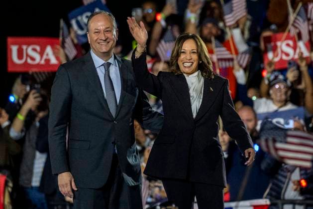 News Themen der Woche KW44 United States Vice President Kamala Harris, the 2024 Democratic Party nominee for President of the US, with second gentleman Doug Emhoff, after making her closing argument to voters from the Ellipse in Washington, DC on Tuesday, October 29, 2024. The Vice President made her remarks one week before Election Day. Copyright: xDanielxHeuerx xCNPx MediaPunchx