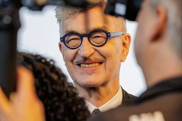 Entertainment Bilder des Tages 30.10.2024. Düsseldorf. Preis für Punk: Die Toten Hosen werden im Roncalli s Apollo Varieté mit dem Staatspreis des Landes Nordrhein-Westfalen geehrt. Hier: Laudator Wim Wenders auf dem Weg zur Preisverleihung. Düsseldorf Roncalli s Apollo Varieté Nordrhein-Westfalen Deutschland *** 30 10 2024 Düsseldorf Prize for Punk Die Toten Hosen are honored with the State Prize of North Rhine-Westphalia at Roncalli s Apollo Varieté Here laudator Wim Wenders on his way to the award ceremony Düsseldorf Roncalli s Apollo Varieté North Rhine-Westphalia Germany