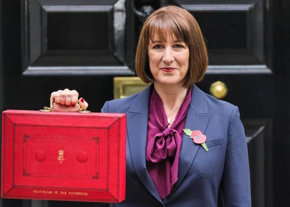 News Themen der Woche KW44 News Bilder des Tages Großbritannien, Schatzkanzlerin Rachel Reeves vor 10 Downing Street in London Autumn Budget: Chancellor Rachel Reeves and team with the red dispatch box in Downing Street, London, UK London, UK. 30th Oct 2024. Rachel Reeves, Chancellor of the Exchequer of the United Kingdom, is seen with the red dispatch box (budget box) outside 11 Downing Street in Westminster today, ahead of making her autumn budget statement to the House of Commons later. She poses with her Treasury team, including Tulip Siddiq on her right and Darren Jones on her left, Emma Reynolds and Spencer Livermore, Credit:Avalon  Copyright: xAvalonx 0928216967