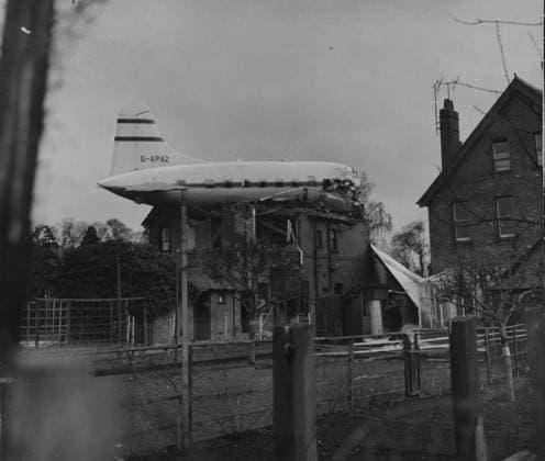 RECORD DATE NOT STATED The Varsity aircraft perched on top of a house at The Varsity aircraft perched on top of a house at Gloucester. 28.03.1963. Retrocon Transport Air  Copyright: xDavidxFarrellx