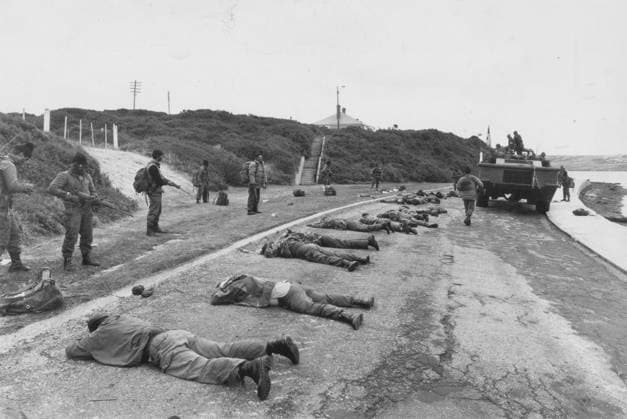 RECORD DATE NOT STATED Royal Marines lay face down on a Falklands beach a Royal Marines lay face down on a Falklands beach after being forced to surrender. For three hours they had battled against the odds to repel the invading Argentine commandos. The British heroes only gave up when they ran out of ammunition. 07.04.1982. Retrocon War Falklands War  Copyright: xNotxKnownx