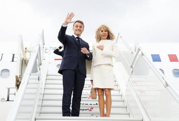 News Themen der Woche KW44 Bilder des Jahres 2024, News 10 Oktober News Bilder des Tages Marokko, Staatsbesuch von Emmanuel Macron - Tag 3 French President Emmanuel Macron and First Lady Brigitte Macron at the airport of Sale north of Rabat Departure ceremony of French President Emmanuel Macron and his wife First Lady Brigitte Macron in the presence of Aziz Akhannouch, chef du gouvernement du Maroc à laéroport de Salé au nord de Rabat le 30 octobre 2024 Dominique Jacovides Bestimage French President Emmanuel Macron and his wife First Lady Brigitte Macron at the airport of Sale north of Rabat on October 30, 2024, as the presidential couple prepares to leave Morocco at the end of their visit Rabat Maroc  Copyright: xDOMINIQUExJACOVIDESx xBESTIMAGExDOMINIQUExJACOVIDESx xBESTIMAGEx