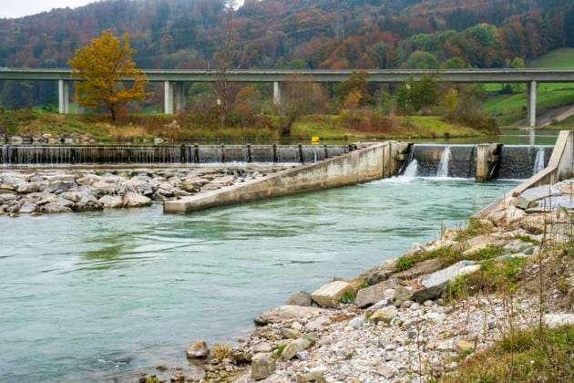 Wasserkraftwerk an der Loisach bei Großweil Umweltfreundliches Wasserkraftwerk an der Loisach bei Großweil mit Fischtreppe *** Hydroelectric power plant on the Loisach near Großweil Environmentally friendly hydroelectric power plant on the Loisach near Großweil with fish ladder